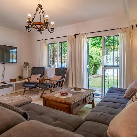 4 Bedroom Gorgeous In Holiday home